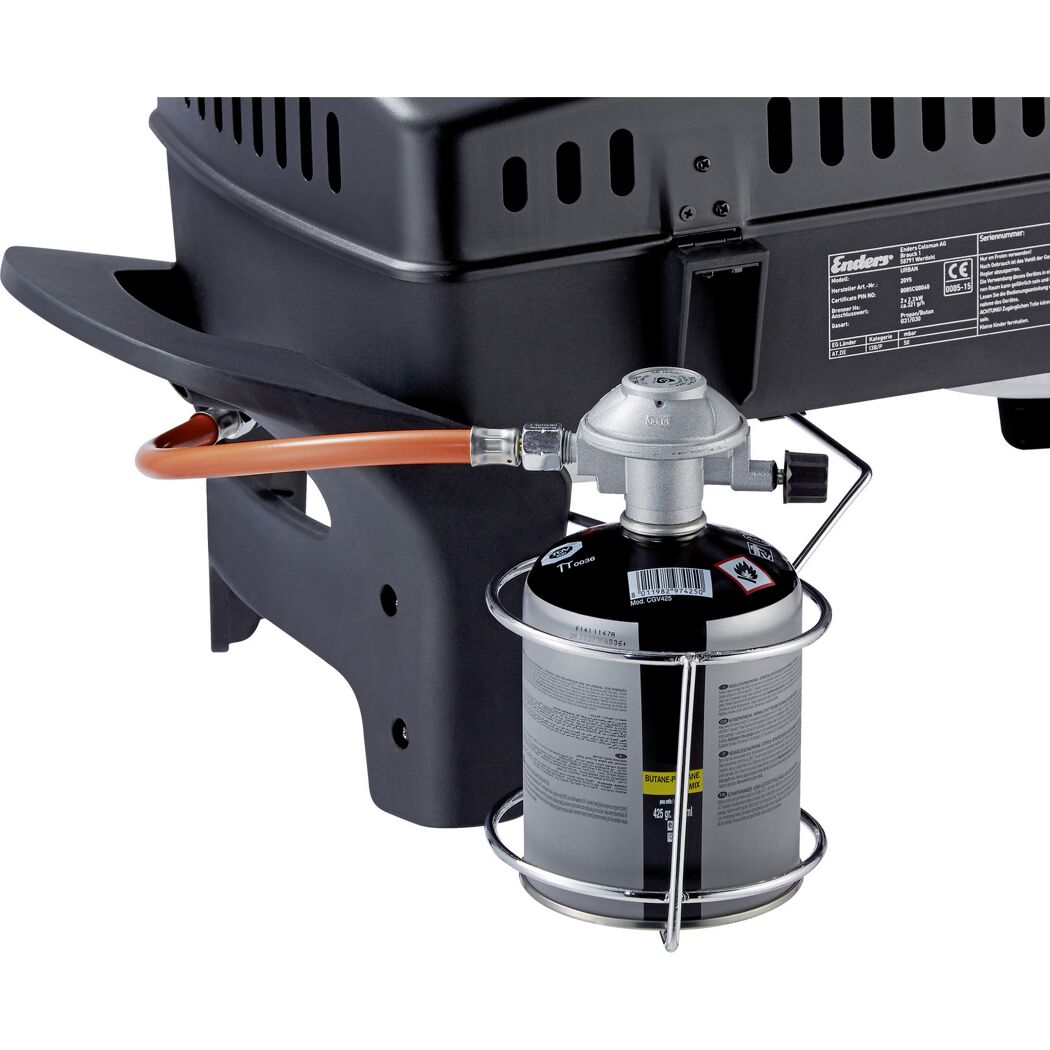 Gasregler mit Gaskartusche am Gasgrill befestigt