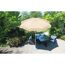 Beigefarbener Sonnenschirm Ibiza über Gartentisch