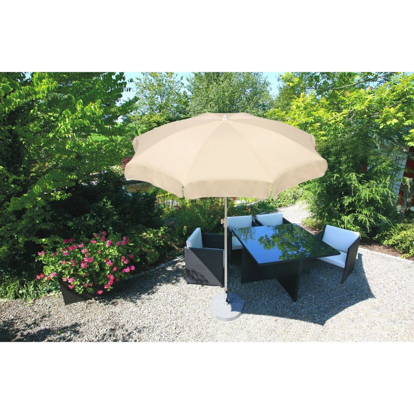 Beigefarbener Sonnenschirm Ibiza über Gartentisch