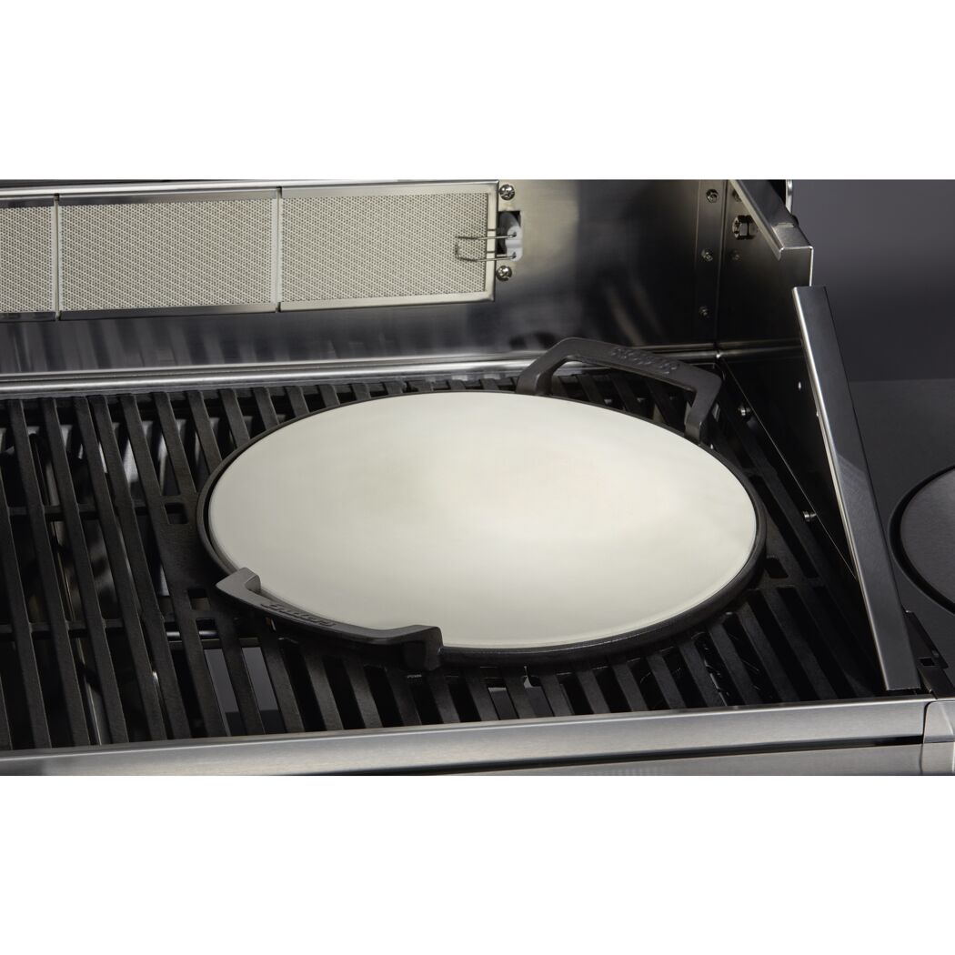 Pizzastein auf einem Grill