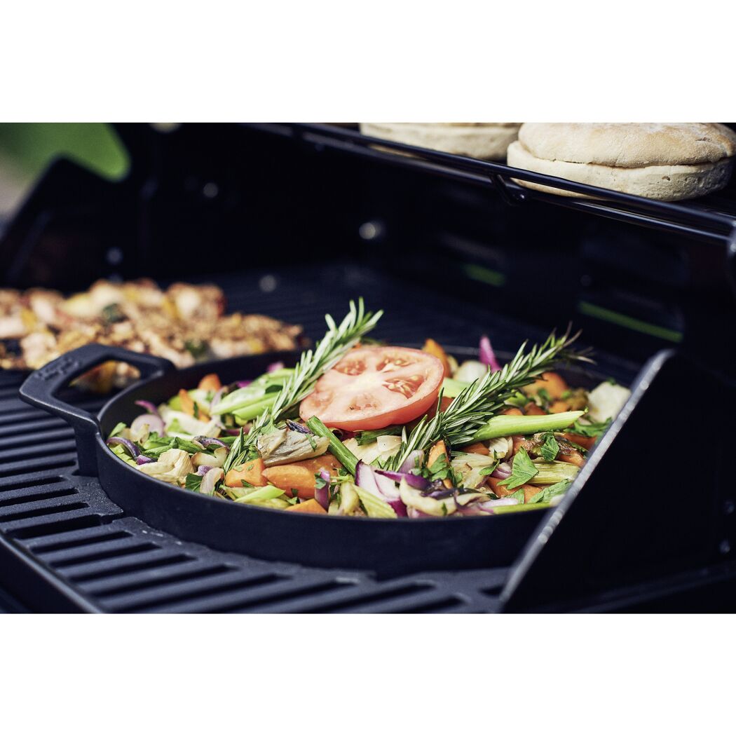 Gemüse in der gusseisernen Pfanne auf dem Grill