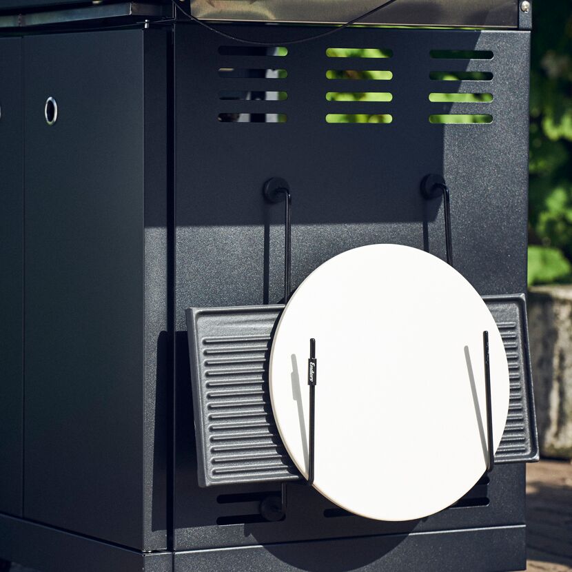 Grill mit Pizzastein und Grillrost