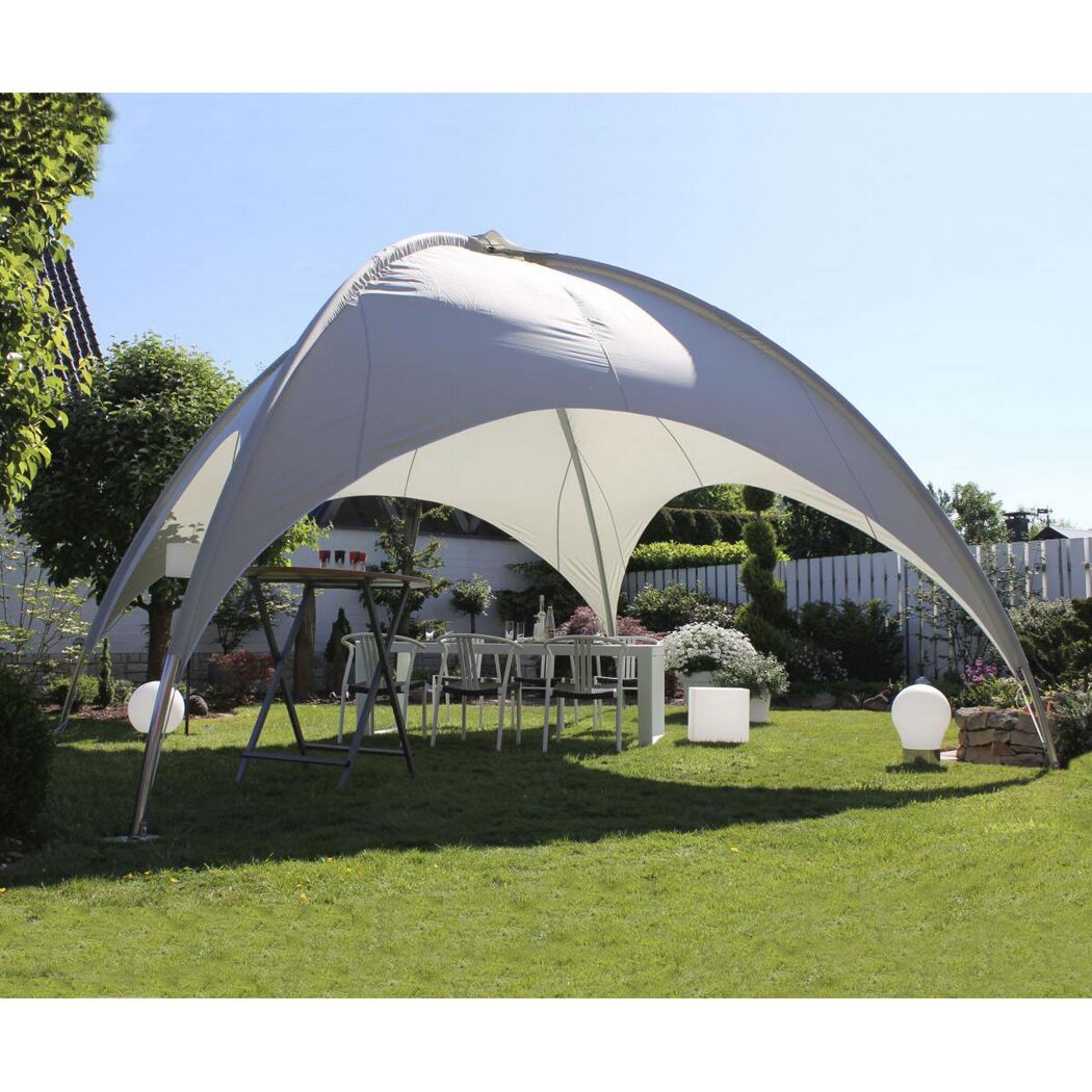 Kuppelzelt im Garten mit Tisch und Stühlen