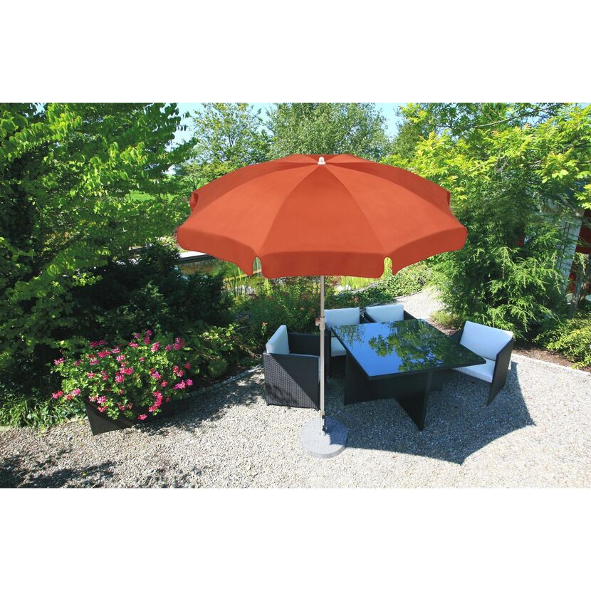 Orangener Sonnenschirm über Gartentisch