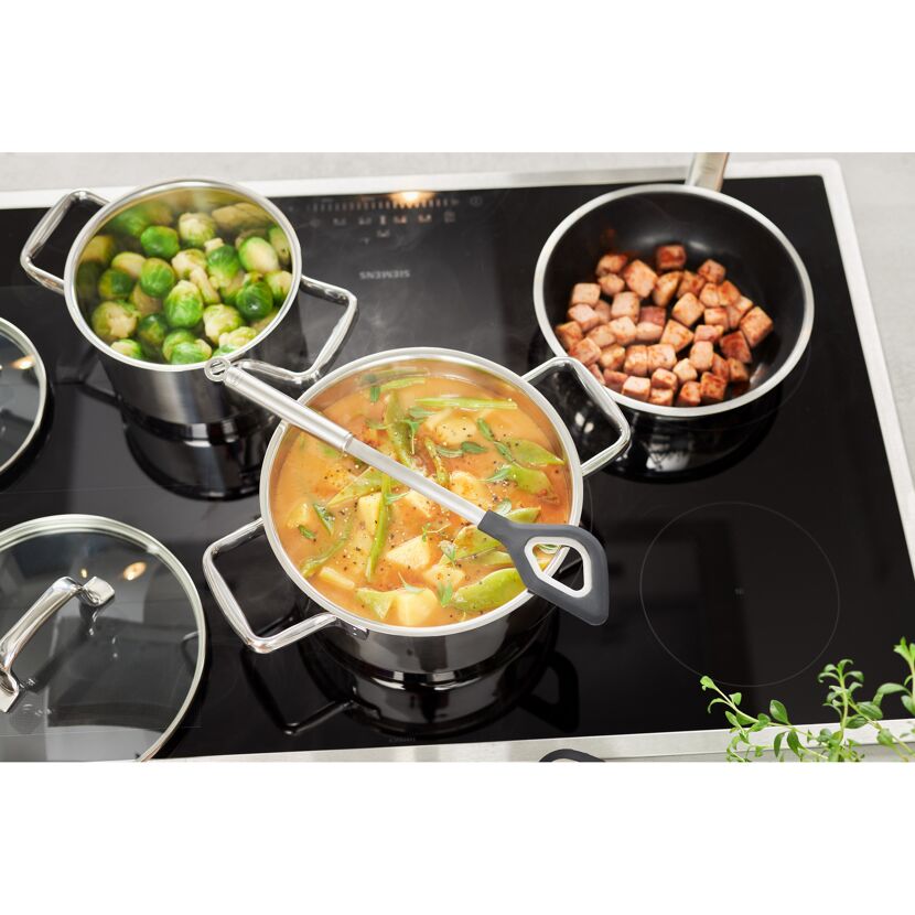 Kochen auf einem Siemens-Herd mit Kochlöffel
