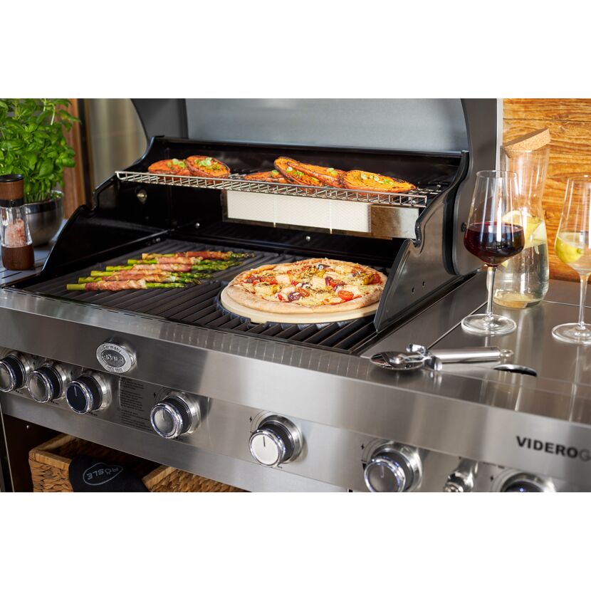 Gasgrill mit Pizza, Spargel und Süßkartoffeln