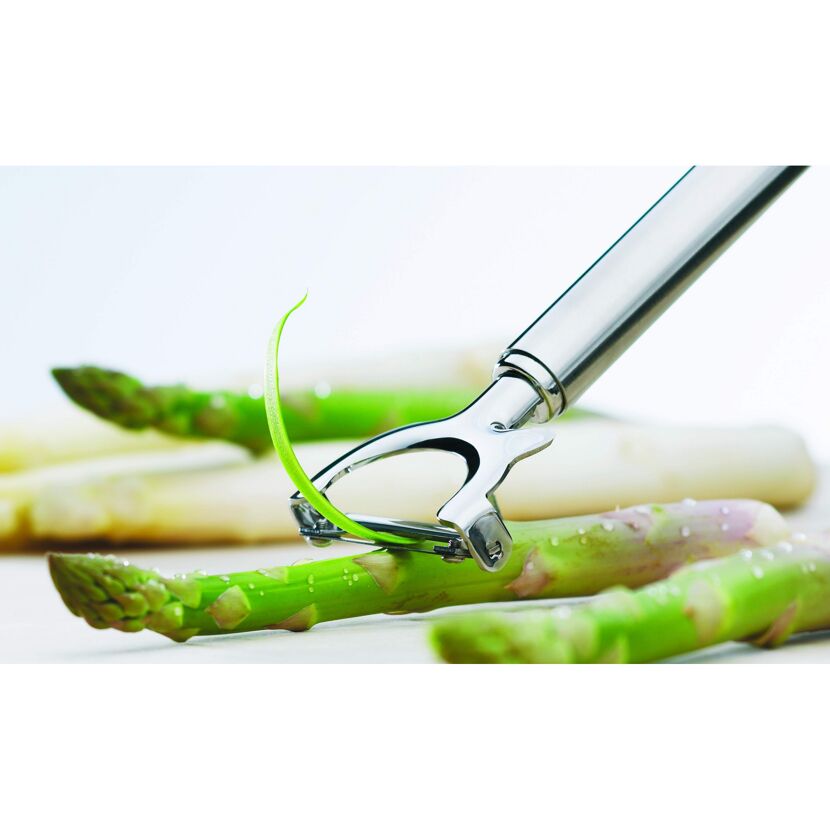 Spargelschäler schält grünen Spargel