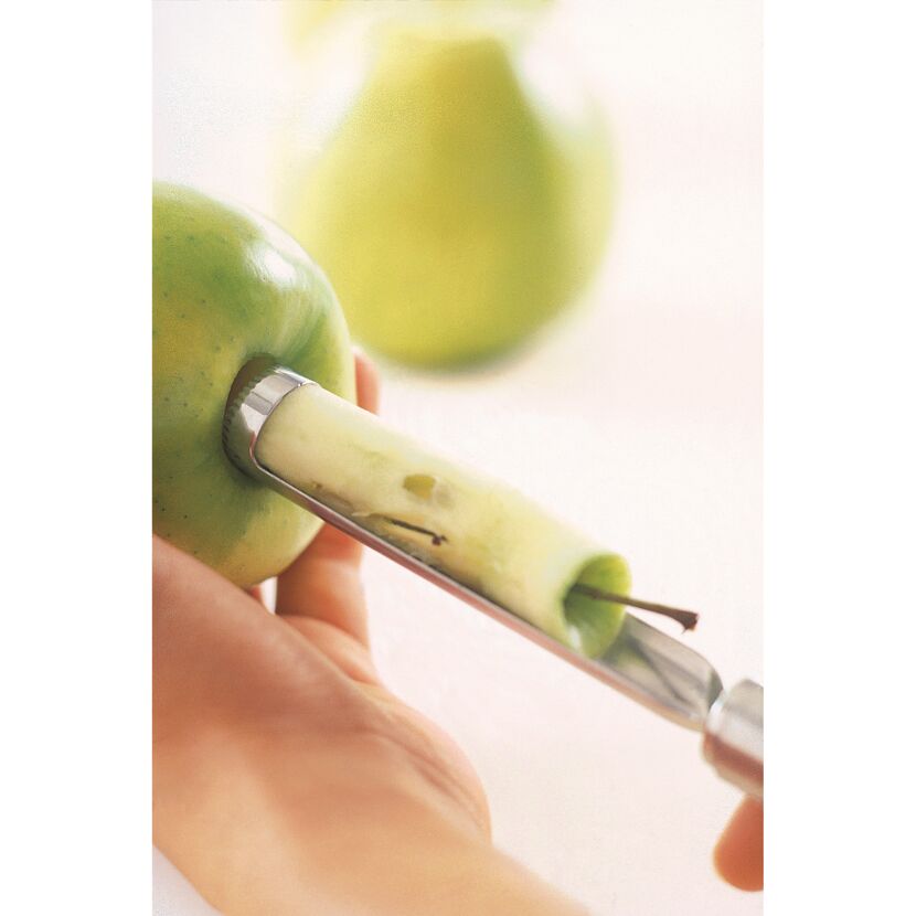 Person entkernt einen Apfel mit einem Fruchtentkerner.
