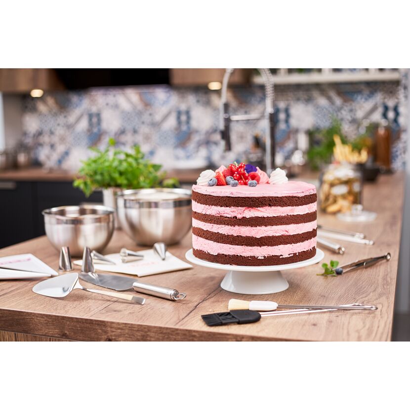 Mehrstöckige Torte mit rosa Creme und Beeren