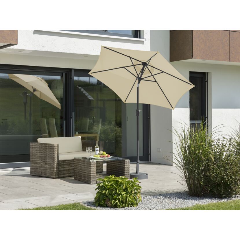 Beigefarbener Sonnenschirm Bilbao 220/6 auf einer Terrasse