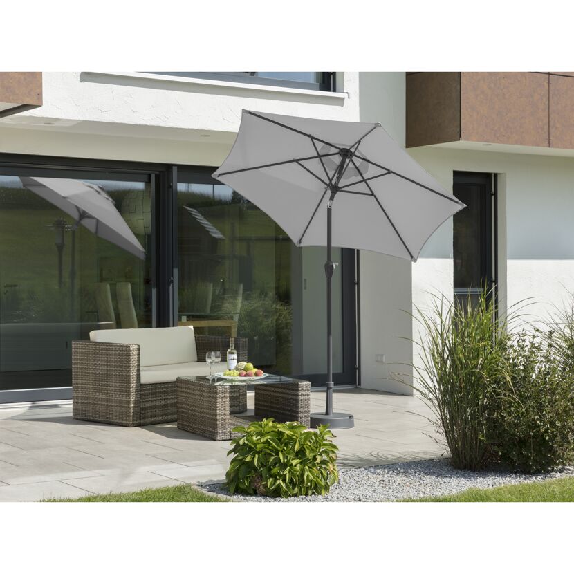 Grauer Sonnenschirm Bilbao auf einer Terrasse