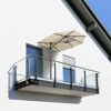 Balkon mit Sonnenschirm und Glasgeländer