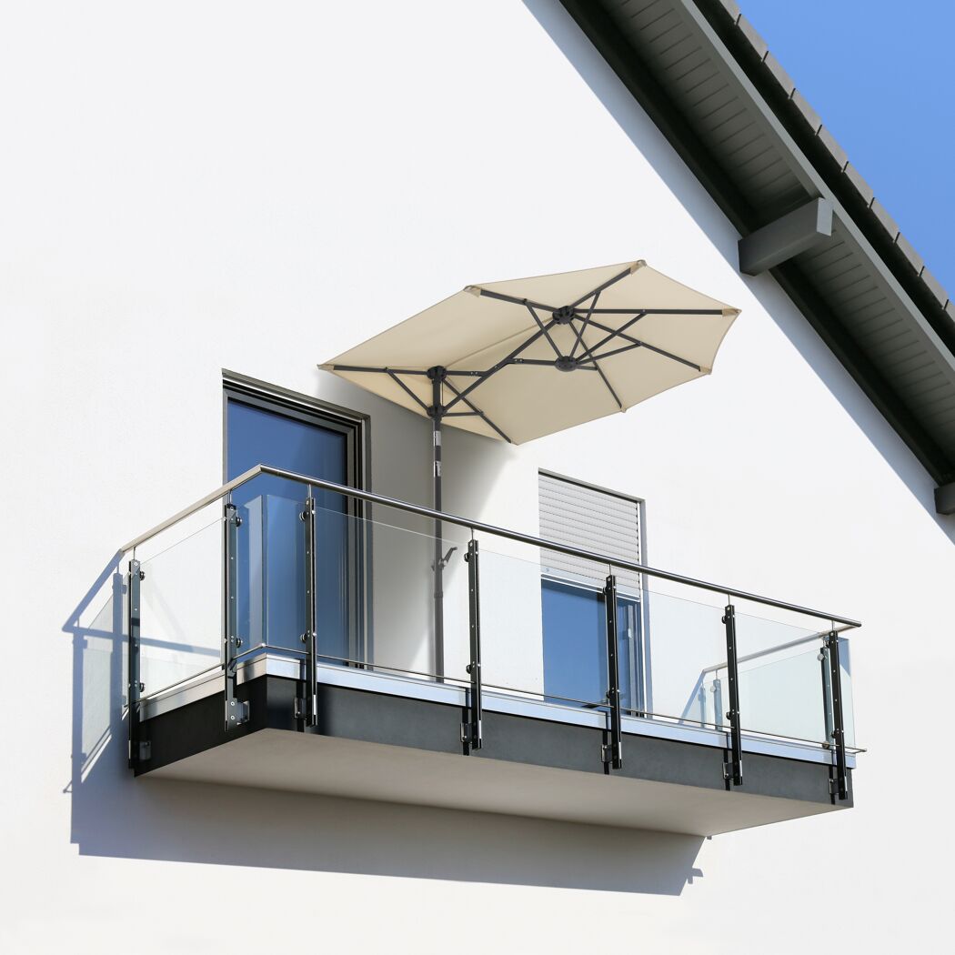 Balkon mit Sonnenschirm und Glasgeländer