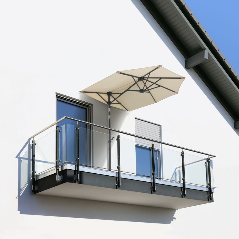 Balkon mit Sonnenschirm und Glasgeländer