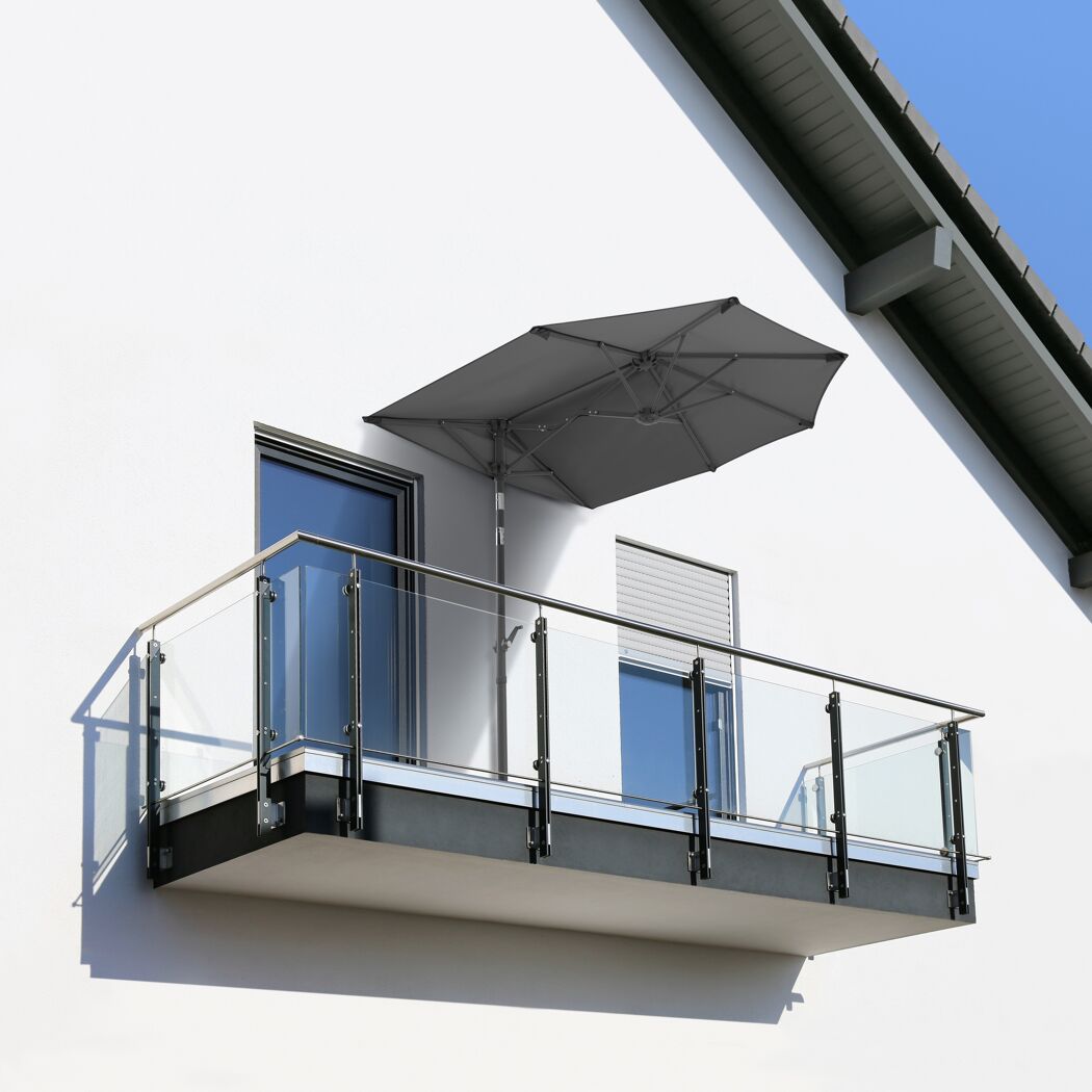 Balkon mit Sonnenschirm und Glasgeländer