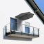 Balkon mit Sonnenschirm und Glasgeländer