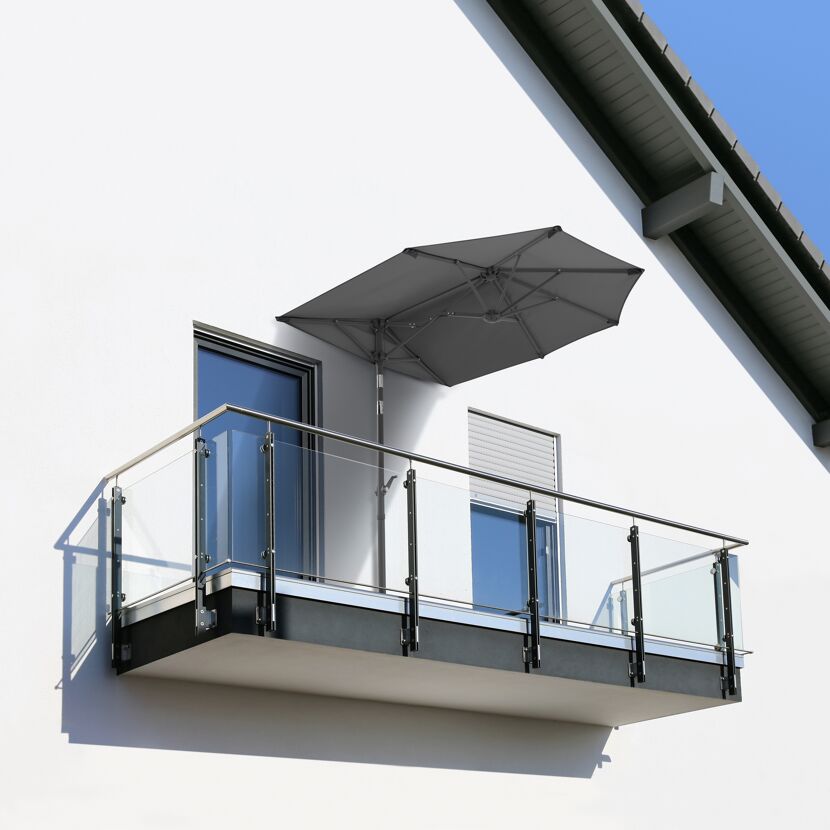 Balkon mit Sonnenschirm und Glasgeländer