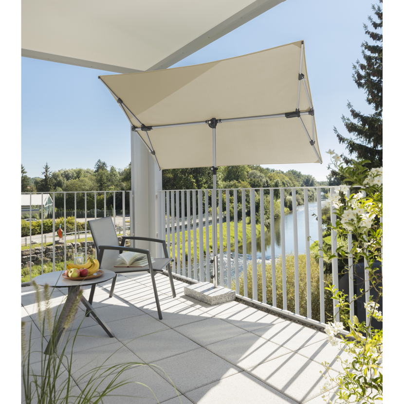 Beigefarbener Sonnenschirm Novara auf einem Balkon