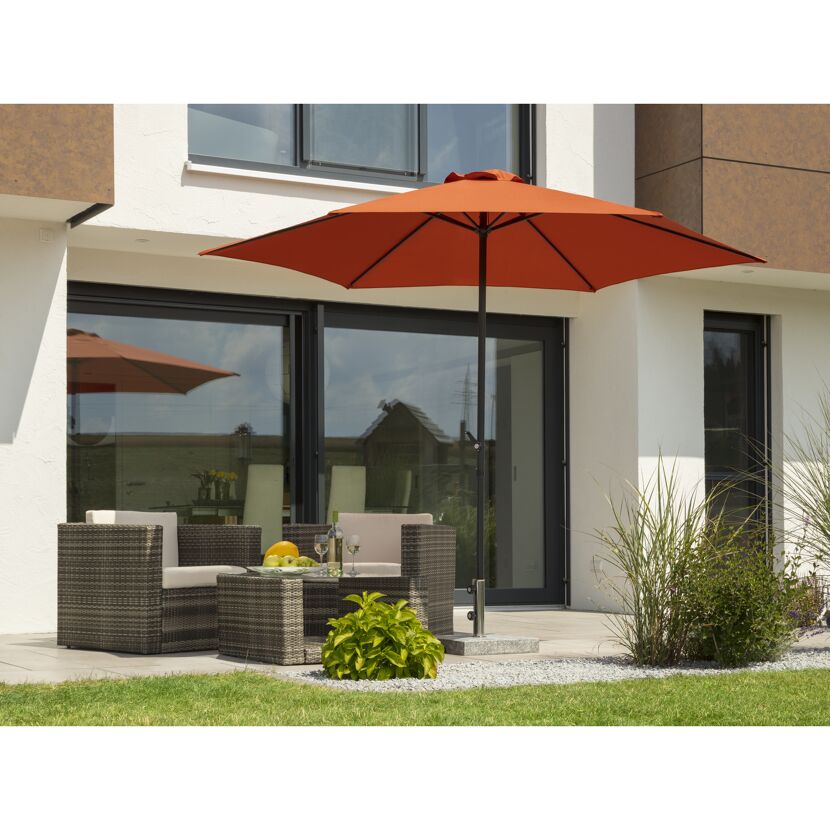 Orangener Sonnenschirm Bergamo über Gartenmöbeln