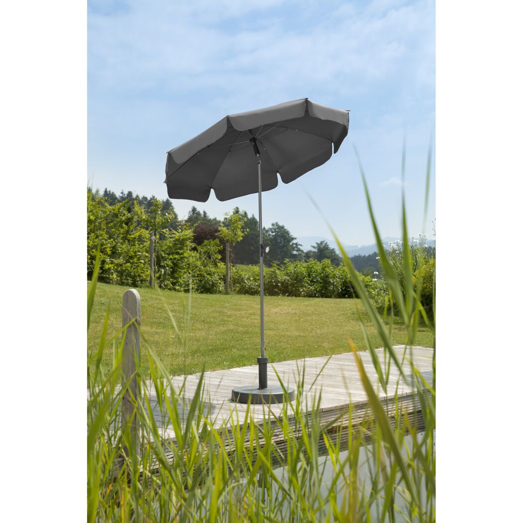 Grauer Sonnenschirm auf Holzboden