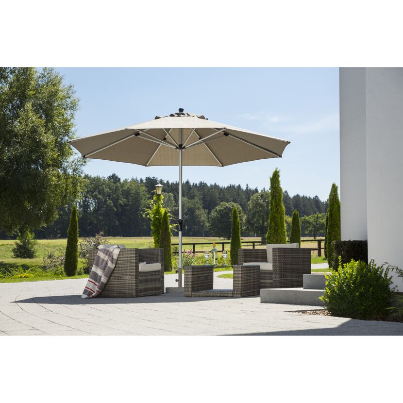 Sonnenschirm Monaco 350 granitgrau über Gartenmöbeln