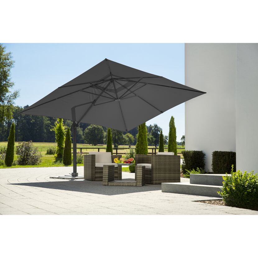 Schwarzer Sonnenschirm über Sitzgruppe im Garten
