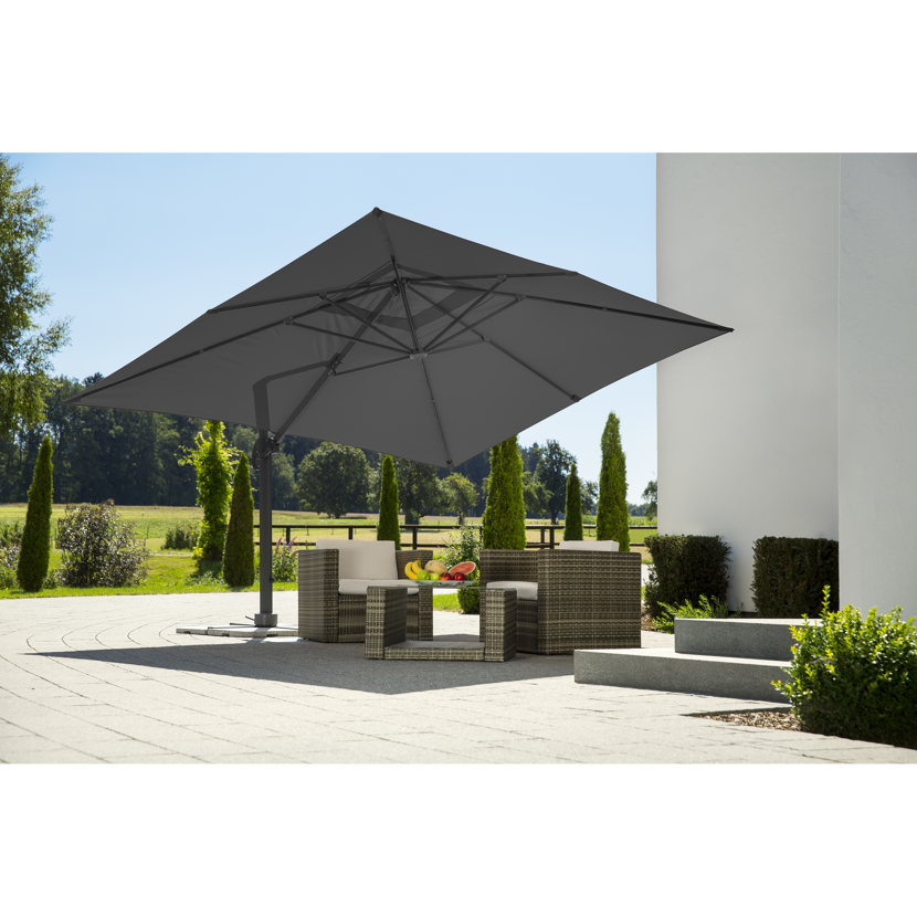 Schwarzer Sonnenschirm über Sitzgruppe im Garten