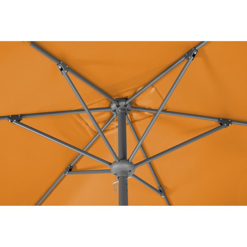 Unterseite eines orangefarbenen Sonnenschirms