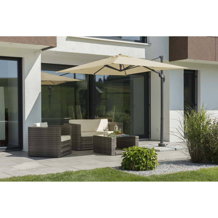 Beiger Sonnenschirm über Sitzgruppe auf Terrasse