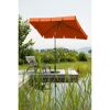 Orangener Sonnenschirm am Teich