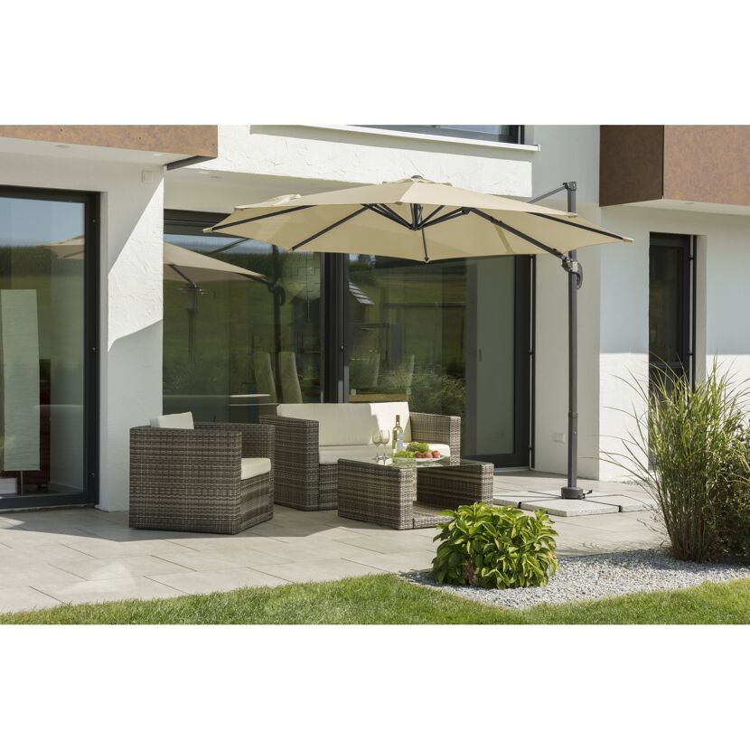 Terrasse mit Sonnenschirm und Gartenmöbeln