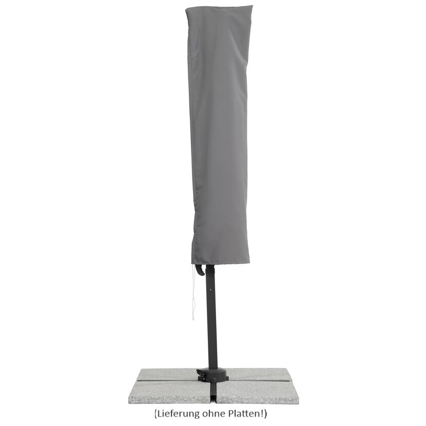 Geschlossener Sonnenschirm mit Schutzhülle