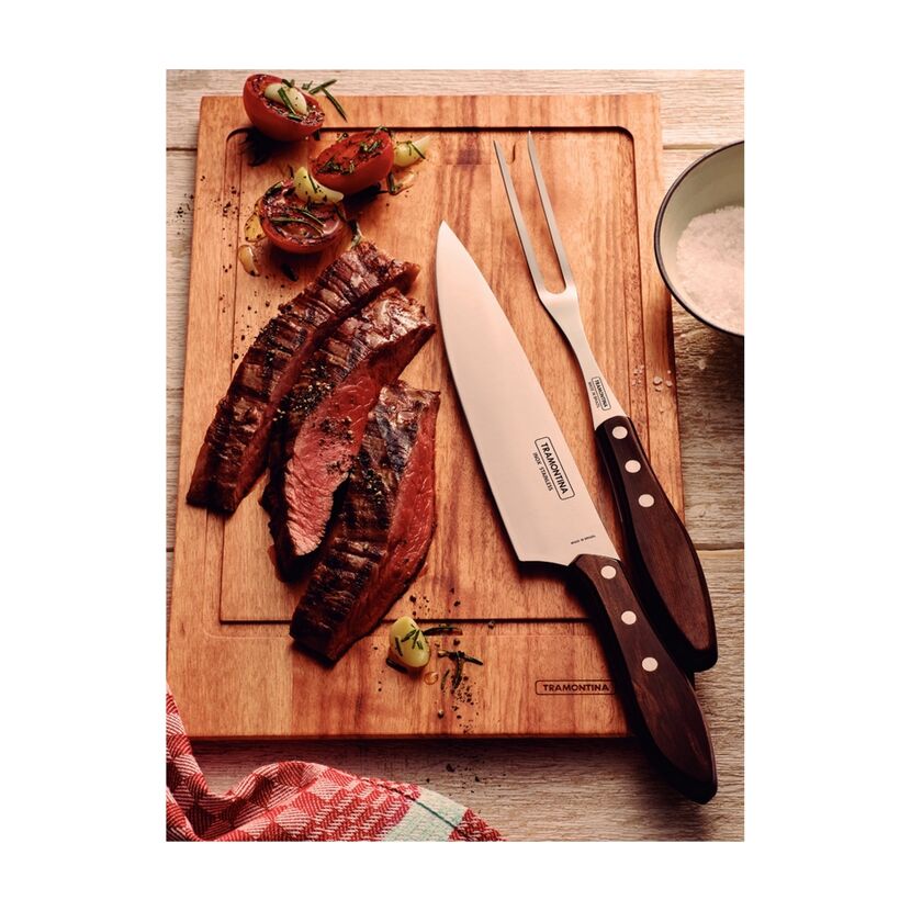 Gegrilltes Fleisch mit Tomaten und Tranchierbesteck