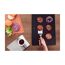 Person wendet Burger-Patties mit einem Grillwender