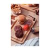 Burger, Pommes und Zutaten auf einem Holzbrett.