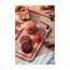 Burger, Pommes und Zutaten auf einem Holzbrett.