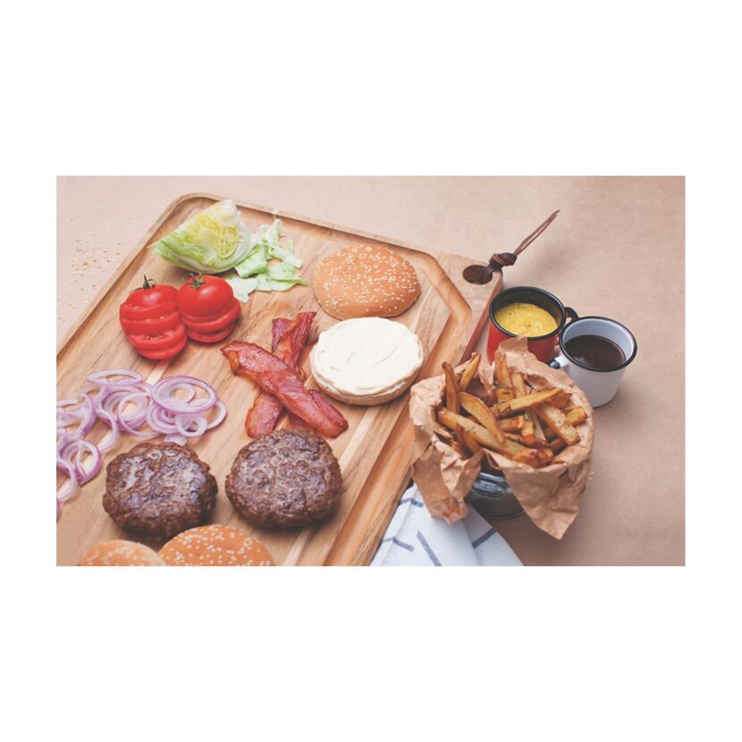 Zutaten für Hamburger auf einem Holzbrett