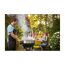 Person grillt für eine Gruppe im Garten