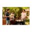 Personen grillen im Garten