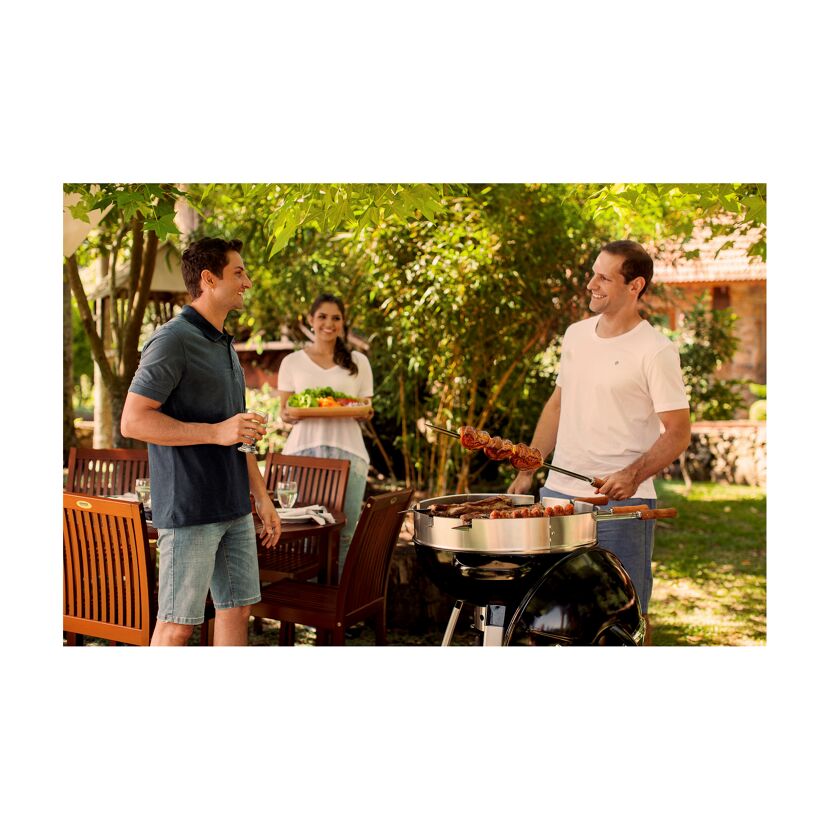 Personen grillen im Garten