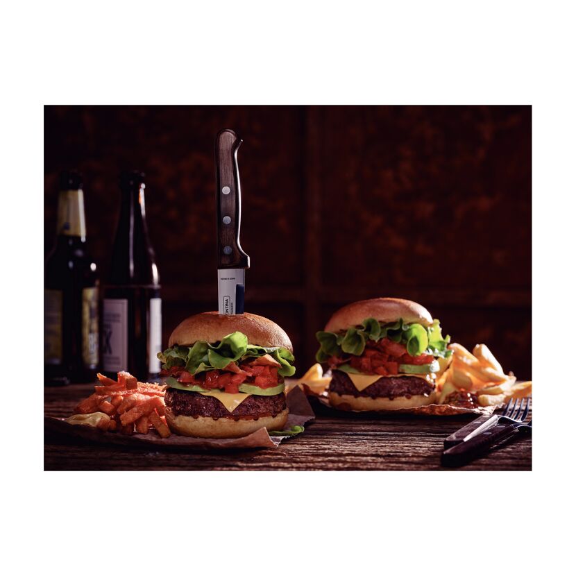 Zwei saftige Burger mit Pommes und einem Messer