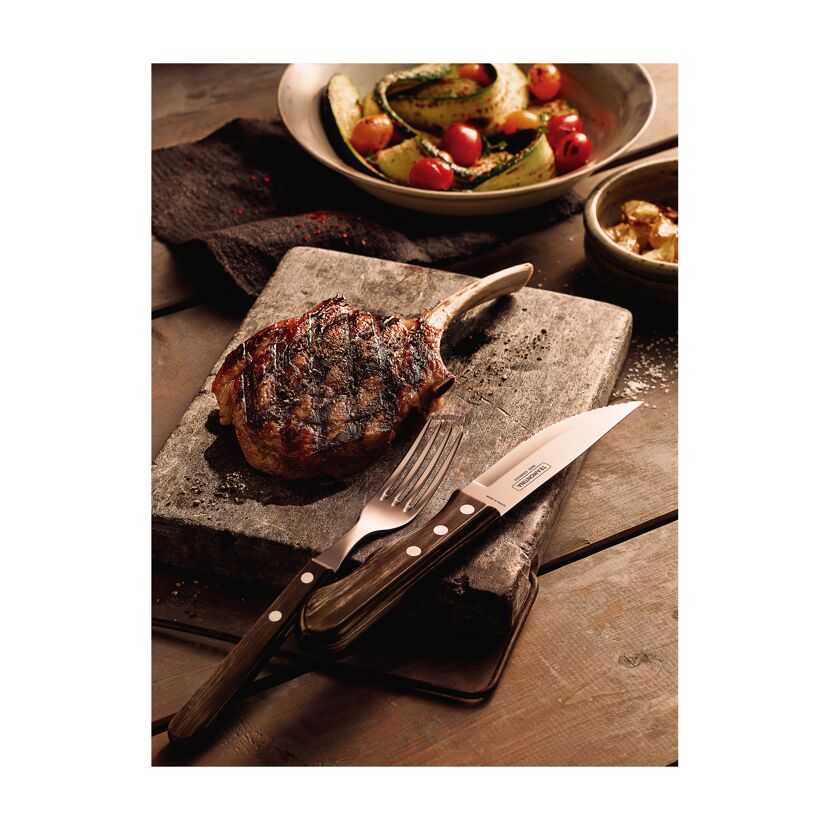 Gegrilltes Steak mit Messer und Gabel