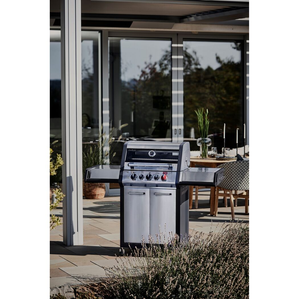 Gasgrill Monroe Pro 3 SIK Turbo auf einer Terrasse