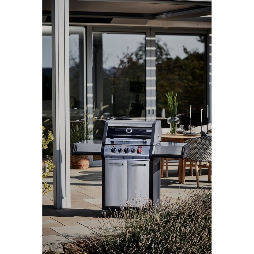 Gasgrill Monroe Pro 3 SIK Turbo auf einer Terrasse