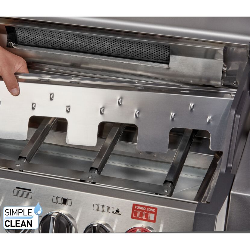 Person reinigt einen Gasgrill.