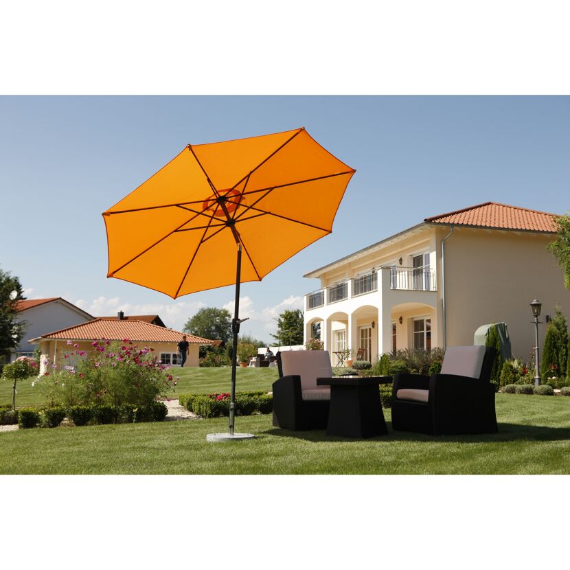 Orangener Sonnenschirm im Garten