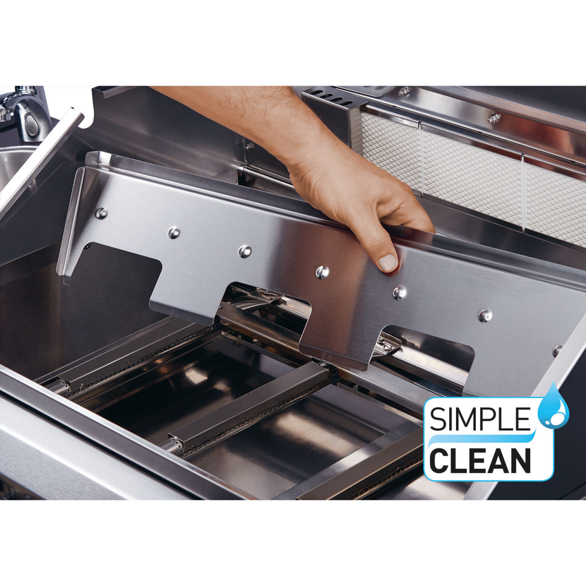 Person reinigt Grill mit SIMPLE CLEAN