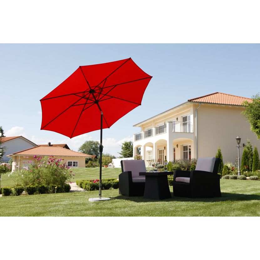 Roter Sonnenschirm über Sitzgruppe im Garten