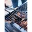 Steak wird mit einer Grillzange gewendet