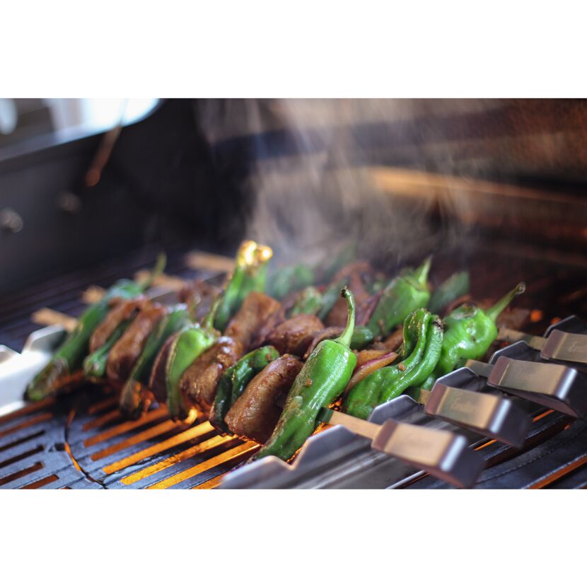 Fleisch und Paprika auf Schaschlikspießen auf dem Grill.